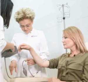 Елена Малышева показала, как делают прививки известные люди