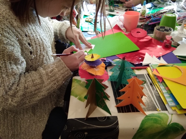 Ребята из детского центра «Маруся» сделали 100 елочек для одиноких людей