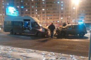Двое волгоградцев пострадали в аварии с маршруткой