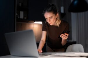 Телефонные мошенники представляются волгоградцам работниками школ