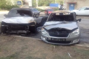 В центре Волгограда подожгли 3 автомобиля