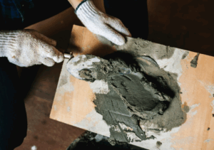 В Волжском Волгоградской области обновляют памятник Ленину