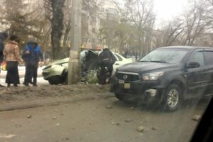 На севере Волгограда столкновение двух иномарок парализовало движение