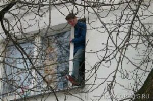 Волгоградец ударил ножом брата и сбежал через окно