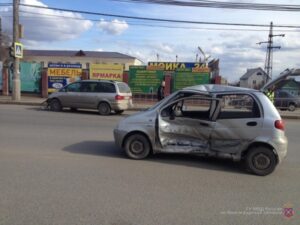 Volkswagen и Daewoo столкнулись в Волгограде: есть пострадавшая