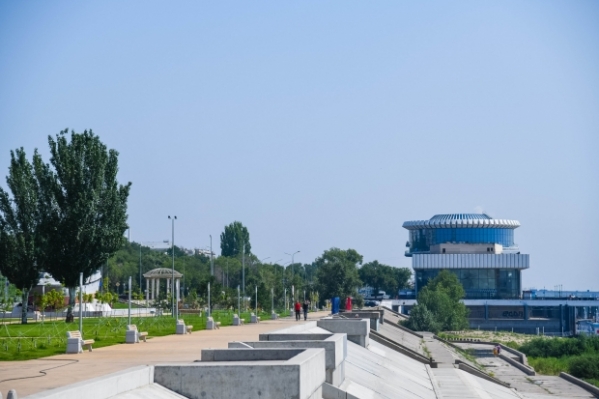 Прогулочную зону у волгоградского «Гасителя» продолжают благоустраивать