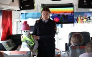 Волгоградские школьники стали пассажирами автобуса-тренажера