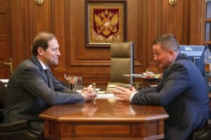 Развитие промышленности обсудили Андрей Бочаров и Денис Мантуров в Москве