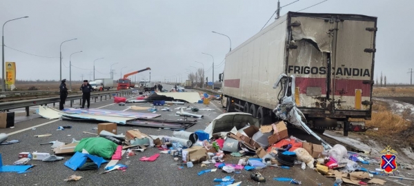 В Волгоградской области «Газель» популярного маркетплейса врезалась в грузовик