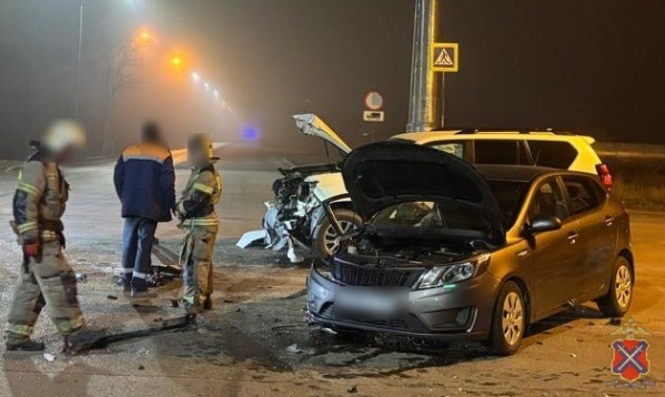 В Волгограде 2 человека пострадали в ночном ДТП с внедорожником
