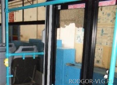 Вандалы все чаще нападают на волгоградские трамваи