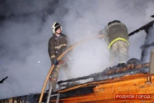 Дом и автомобиль ночью сгорели на юге Волгограда