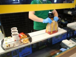 Волгоградцы перепродают товары из McDonald’s по космическим ценам
