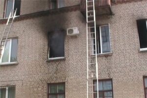 15 человек эвакуированы из-за пожара в четырёхэтажке в Волгограде