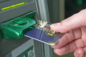 В Волгограде матери двоих детей помогли вернуть списанную выплату