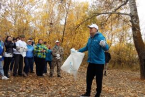 Актер Стас Ярушин вместе с волгоградцами очищает берег Дона от мусора