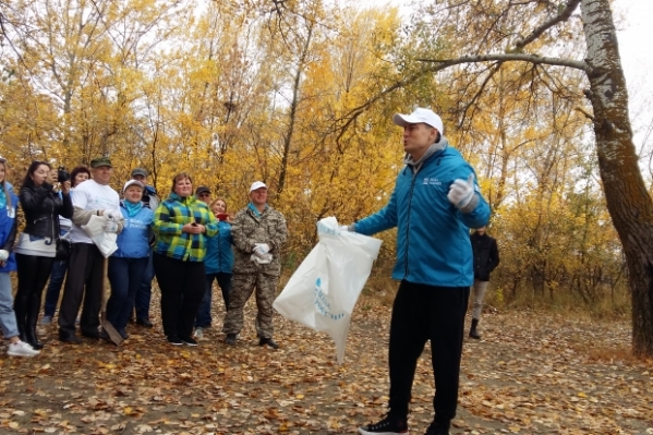 Актер Стас Ярушин вместе с волгоградцами очищает берег Дона от мусора