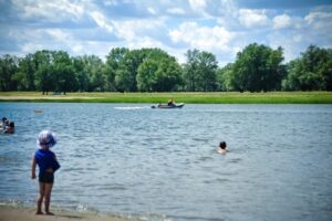 На пляже в Волгограде появился извращенец в медицинской маске