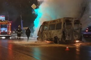 Утром в Волгограде загорелась маршрутка с пассажирами