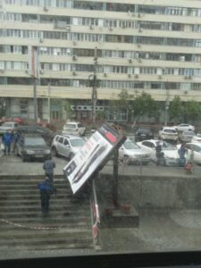 В центре Волгограда сильный ветер снес билборд – ФОТО