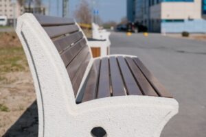 В парке «50 лет Октября» в Волгограде уложили плитку на тротуарах