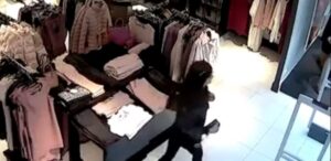 Волгоградка ограбила магазин одежды – видео