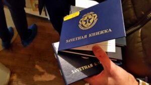 В волгоградском частном вузе преподаватели два года брали взятки за сдачу зачетов и экзаменов