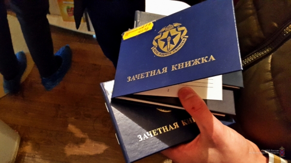 В волгоградском частном вузе преподаватели два года брали взятки за сдачу зачетов и экзаменов