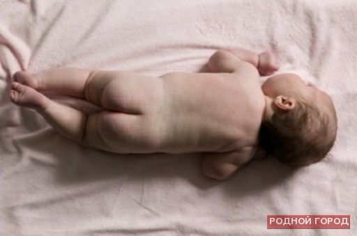 В Волгограде 2-месячный ребёнок упал на пол из рук матери и умер