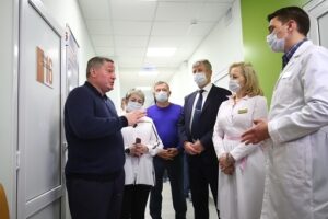 Бочаров провел совещание по развитию службы материнства и детства