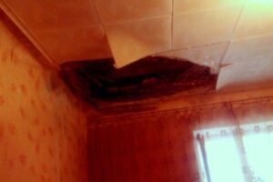 В квартире на севере Волгограда с потолка обрушилась штукатурка