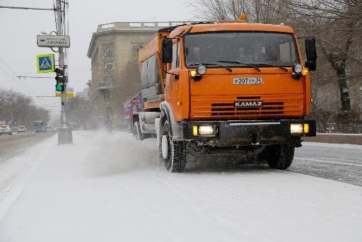 Дороги Волгограда после ночного снегопада убирают 89 машин