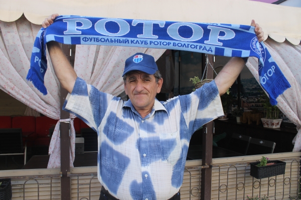 Болельщик с 45-летним стажем получил от Артура Рылова шарф «Ротора»