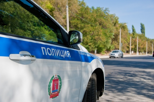 В Волгограде ревнивая жена кирпичом разбила иномарку гражданского мужа