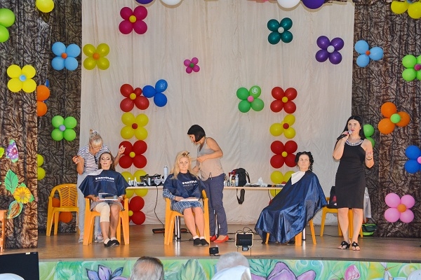 Осужденным в Волгоградской области сделали прически и мейкап