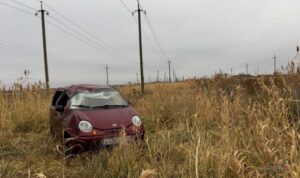На юге Волгограда «Дэу Матиз» вылетел на обочину и опрокинулся