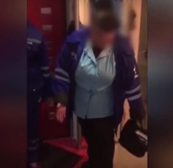 Волжанин не хотел пускать в дом врачей без бахил, пока его сыну было плохо