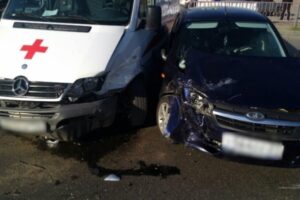 В Волгограде скорая помощь врезалась в легковушку