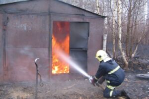 Двое волгоградцев пострадали при пожаре в гаражном кооперативе