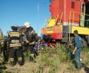 В Волжском грузовик попал под поезд – один человек погиб