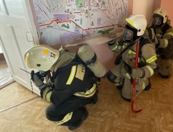 Волгоградские огнеборцы провели тренировку в здании школы