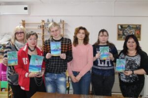 «Волшебные» ребята рисуют шедевры пастелью вместе с родителями