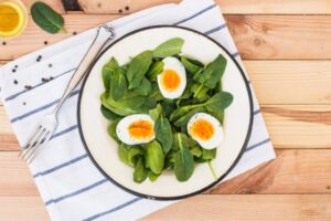 Названы два жиросжигающих ингредиента для яичницы, уменьшающие объем талии