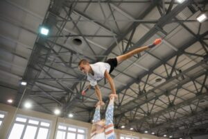 Дуэт волгоградских акробатов освоил уникальный трюк