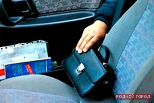 800 тысяч рублей украли из машины менеджера в Волгограде