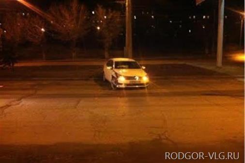 В Волгограде водитель повредил голову в ДТП со столбом