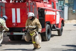 На севере Волгограда сгорели четыре гаража и легковушка