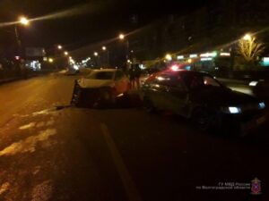 В ДТП с пятью автомобилями пострадали два волгоградца