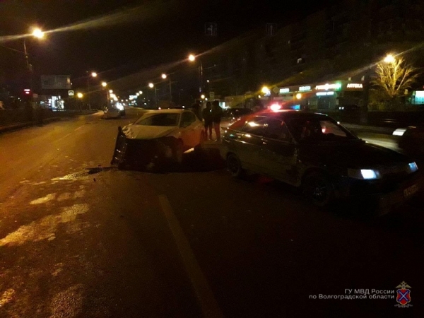 В ДТП с пятью автомобилями пострадали два волгоградца