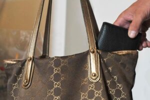 42-летний житель Саратова в Волгограде обокрал продавца дверей